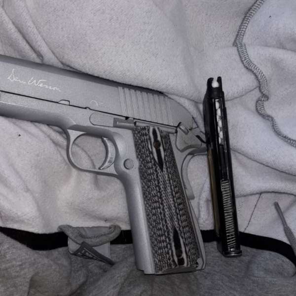 Un tânăr a încercat să sustragă un autoturism, amenințând şoferul cu o arma cu bile