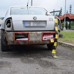 Peste 1.200 pachete de ţigări, depistate ascunse intr-un autoturism la PTF Borș