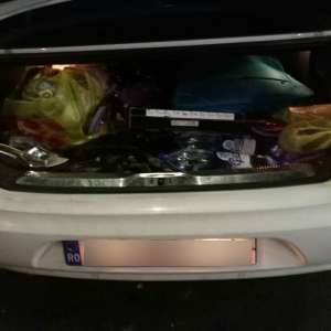 Țigări de contrabandă ascunse în bagaje