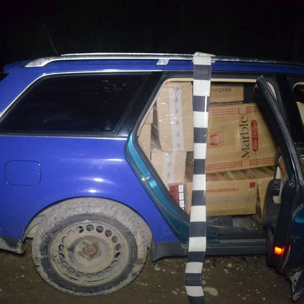 Peste 14.000 de pachete de ţigări şi două autoturisme, confiscate de poliţiştii de frontieră