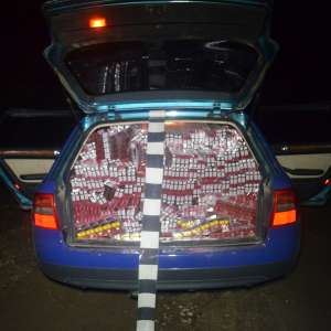 Peste 14.000 de pachete de ţigări şi două autoturisme, confiscate de poliţiştii de frontieră