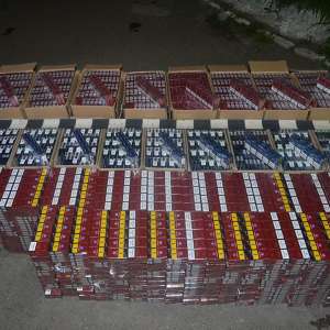 Peste 14.000 de pachete de ţigări şi două autoturisme, confiscate de poliţiştii de frontieră