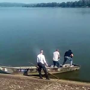 Trei albanezi au încercat să intre ilegal în ţară traversând Dunărea cu o barcă