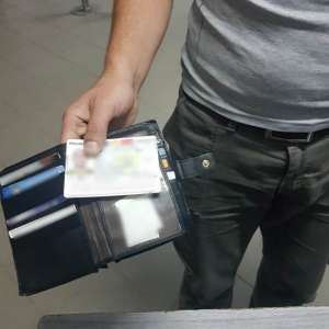 Document de identitate fals, ascuns în portofel