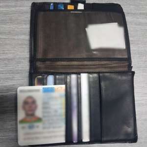 Document de identitate fals, ascuns în portofel