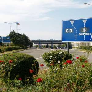 Permis de conducere fals, ascuns în bordul unui microbuz   