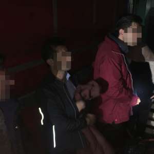 Patru iranieni intenţionau să iasă ilegal din România, ascunși în compartimentul de marfă al unui TIR