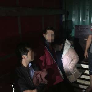 Patru iranieni intenţionau să iasă ilegal din România, ascunși în compartimentul de marfă al unui TIR