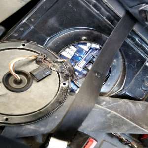 BMW X5 alimentat cu ţigarete de contrabandă