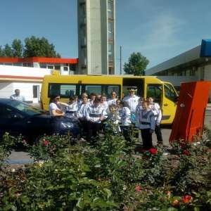 Hora Prieteniei, jucată de copii din R. Moldova și România la mijlocul podului rutier Albița-Leușeni