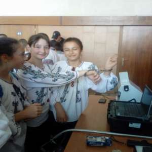 Hora Prieteniei, jucată de copii din R. Moldova și România la mijlocul podului rutier Albița-Leușeni