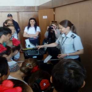 Hora Prieteniei, jucată de copii din R. Moldova și România la mijlocul podului rutier Albița-Leușeni