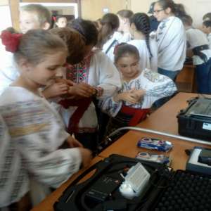 Hora Prieteniei, jucată de copii din R. Moldova și România la mijlocul podului rutier Albița-Leușeni