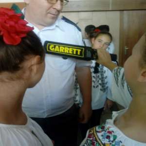 Hora Prieteniei, jucată de copii din R. Moldova și România la mijlocul podului rutier Albița-Leușeni