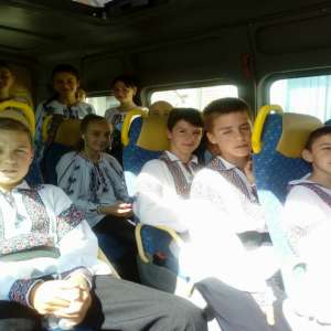 Hora Prieteniei, jucată de copii din R. Moldova și România la mijlocul podului rutier Albița-Leușeni