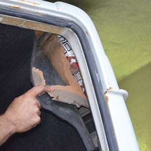 Microbuz blindat cu peste 27.400 de pachete cu ţigări, reţinut de poliţiştii de frontieră