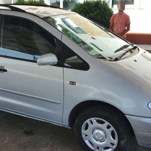 Autoturism neinmatriculat şi cu numere false, depistat de poliţiştii de frontieră arădeni