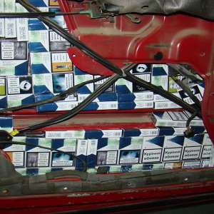 Peste 10.000 pachete țigări confiscate din patru autoturisme