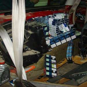 Peste 10.000 pachete țigări confiscate din patru autoturisme