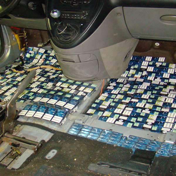 Peste 10.000 pachete țigări confiscate din patru autoturisme