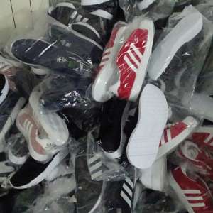 Aproximativ 3.700 articole susceptibile a fi contrafăcute, confiscate la P.T.F. Giurgiu