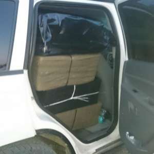 Aproximativ 10.000 pachete de țigări, descoperite într-un Jeep Grand Cherokee