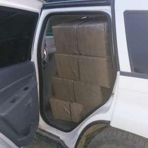 Aproximativ 10.000 pachete de țigări, descoperite într-un Jeep Grand Cherokee