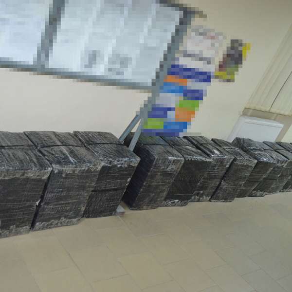 Țigări confiscate la frontiera de nord, introduse în țară cu ajutorul unei drone