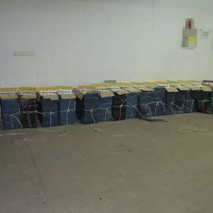 Peste 16.000 pachete cu țigări descoperite la frontiera verde