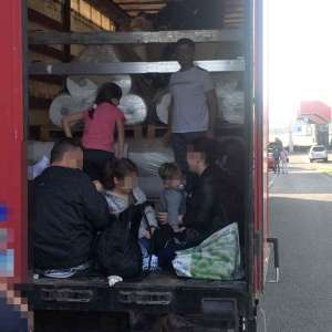 32 de persoane intenţionau să iasă ilegal din România, ascunse în remorca unui automarfar