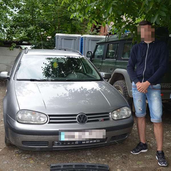 Țigări descoperite ascunse în bara de protecție a unui autoturism