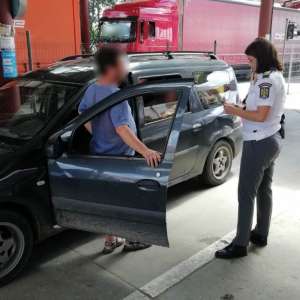 La volan, cu permisul de conducere suspendat