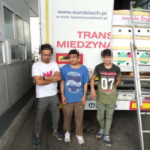 Trei pakistanezi ascunși într-un camion, printre pepeni, descoperiți la P.T.F. Calafat