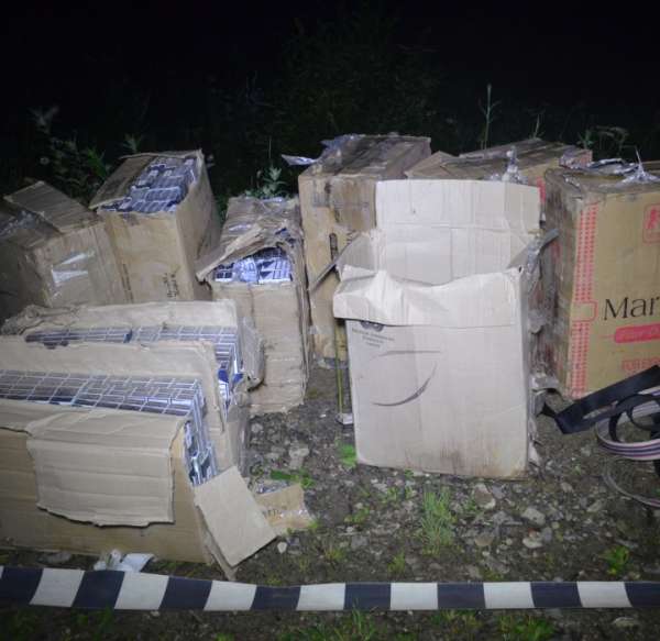 Peste 10.000 pachete de țigări descoperite  într-o mașină și la frontiera verde