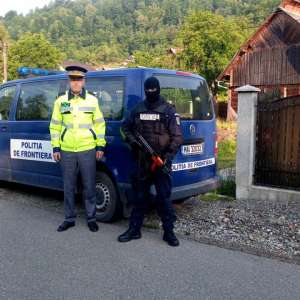 Descinderi la membrii unei rețele specializate în contrabanda cu țigări