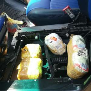 Bijuterii din argint, ascunse în bancheta unui microbuz