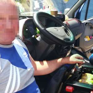 Bijuterii din argint, ascunse în bancheta unui microbuz