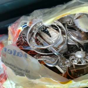 Bijuterii din argint, ascunse în bancheta unui microbuz