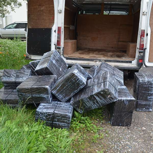 Peste 15.000 pachete țigări confiscate de polițiștii de frontieră