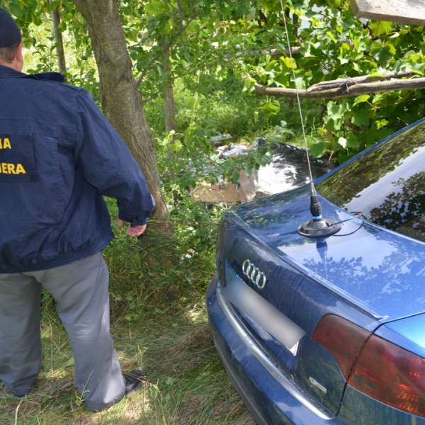 Focuri de armă pentru reţinerea unui contrabandist