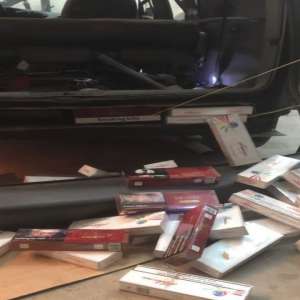 Țigări de contrabandă, ascunse în podeaua unui autoturism