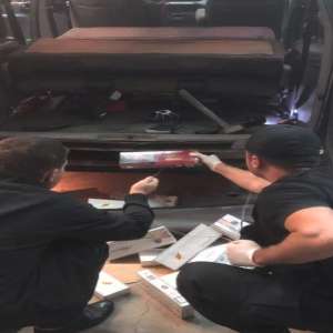 Țigări de contrabandă, ascunse în podeaua unui autoturism