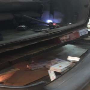 Țigări de contrabandă, ascunse în podeaua unui autoturism