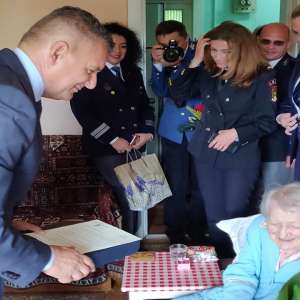 ,,O VIAŢĂ CÂT UN CENTENAR”   Șase bihoreni născuți odată cu România, onorați de reprezentanții Ministerului Afacerilor Interne în teritoriu.