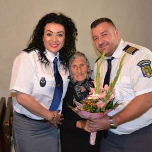 ,,O VIAŢĂ CÂT UN CENTENAR”   Șase bihoreni născuți odată cu România, onorați de reprezentanții Ministerului Afacerilor Interne în teritoriu.