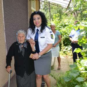 ,,O VIAŢĂ CÂT UN CENTENAR”   Șase bihoreni născuți odată cu România, onorați de reprezentanții Ministerului Afacerilor Interne în teritoriu.