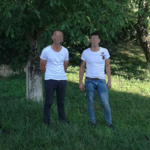Doi cetăţeni albanezi, opriţi la frontiera cu Serbia