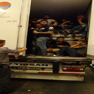26  migranţi ascunși în cabina unui camion, descoperiți la P.T.F. Calafat