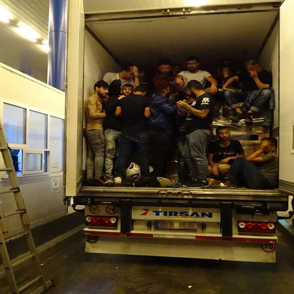 26 migranţi ascunși în remorca unui camion, descoperiți la P.T.F. Calafat