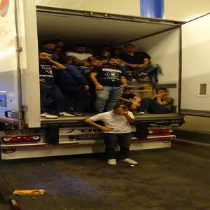 26  migranţi ascunși în cabina unui camion, descoperiți la P.T.F. Calafat